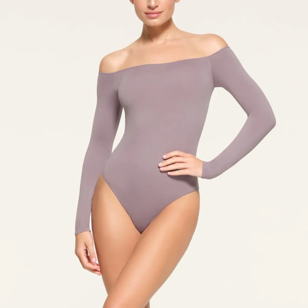 SKIMS Light Essential Off-Shoulder Bodysuit in Mink (Lavender-Grey), Size Medium